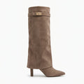 Rivage Faltstiefel Taupe Seitenansicht mit Umschlag und Goldschnalle